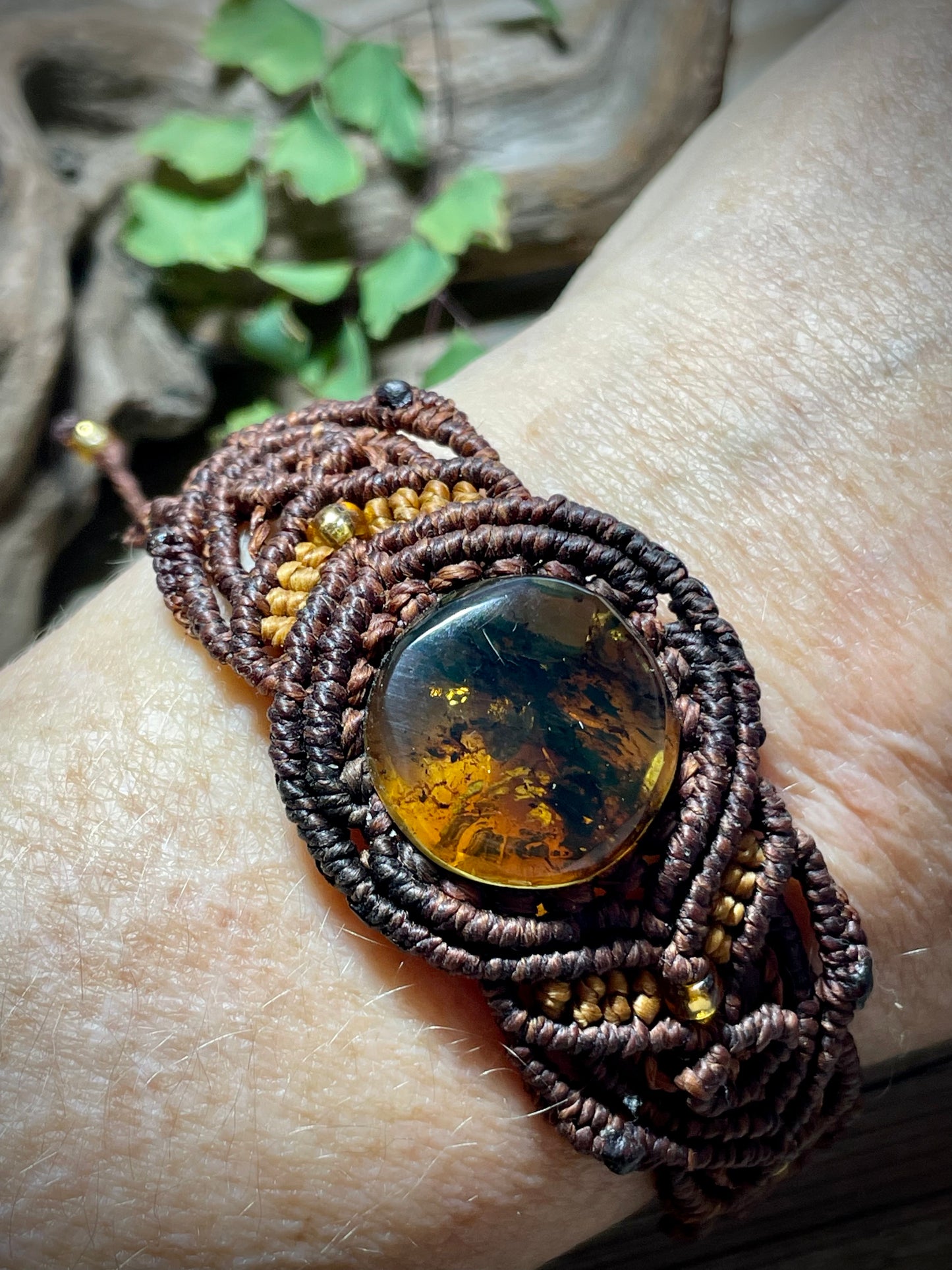 Amber Brown & Gold Macrame Bracelet Round
