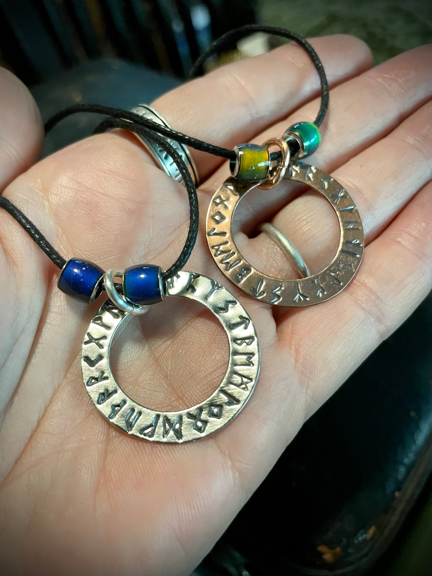 Rune Ring w Mood Beads Pendants