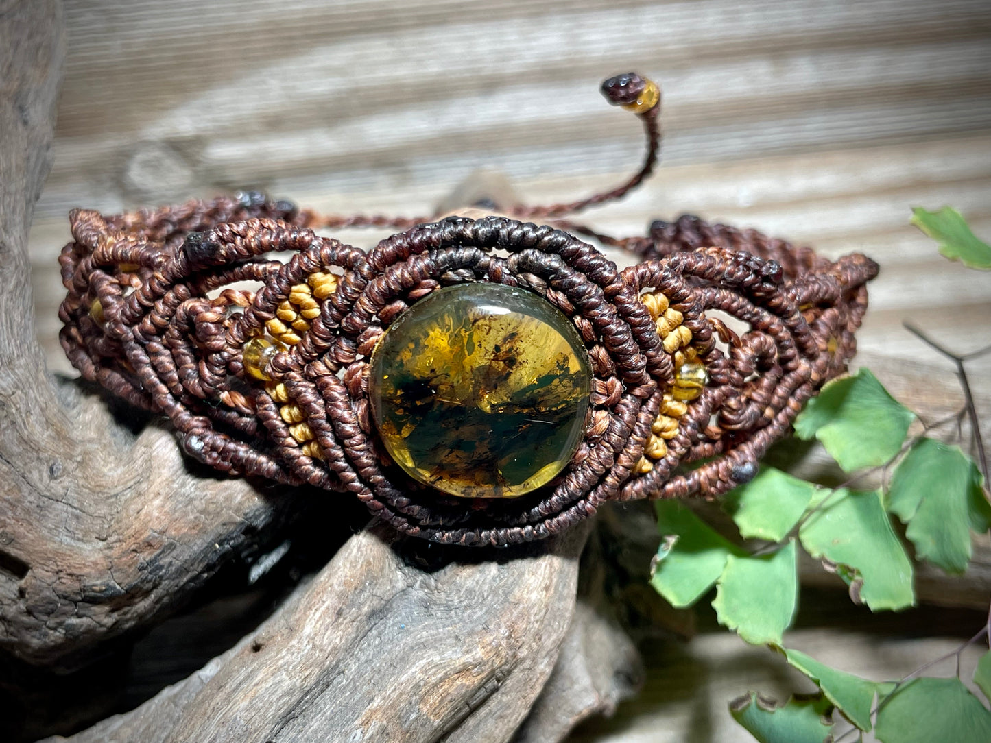 Amber Brown & Gold Macrame Bracelet Round