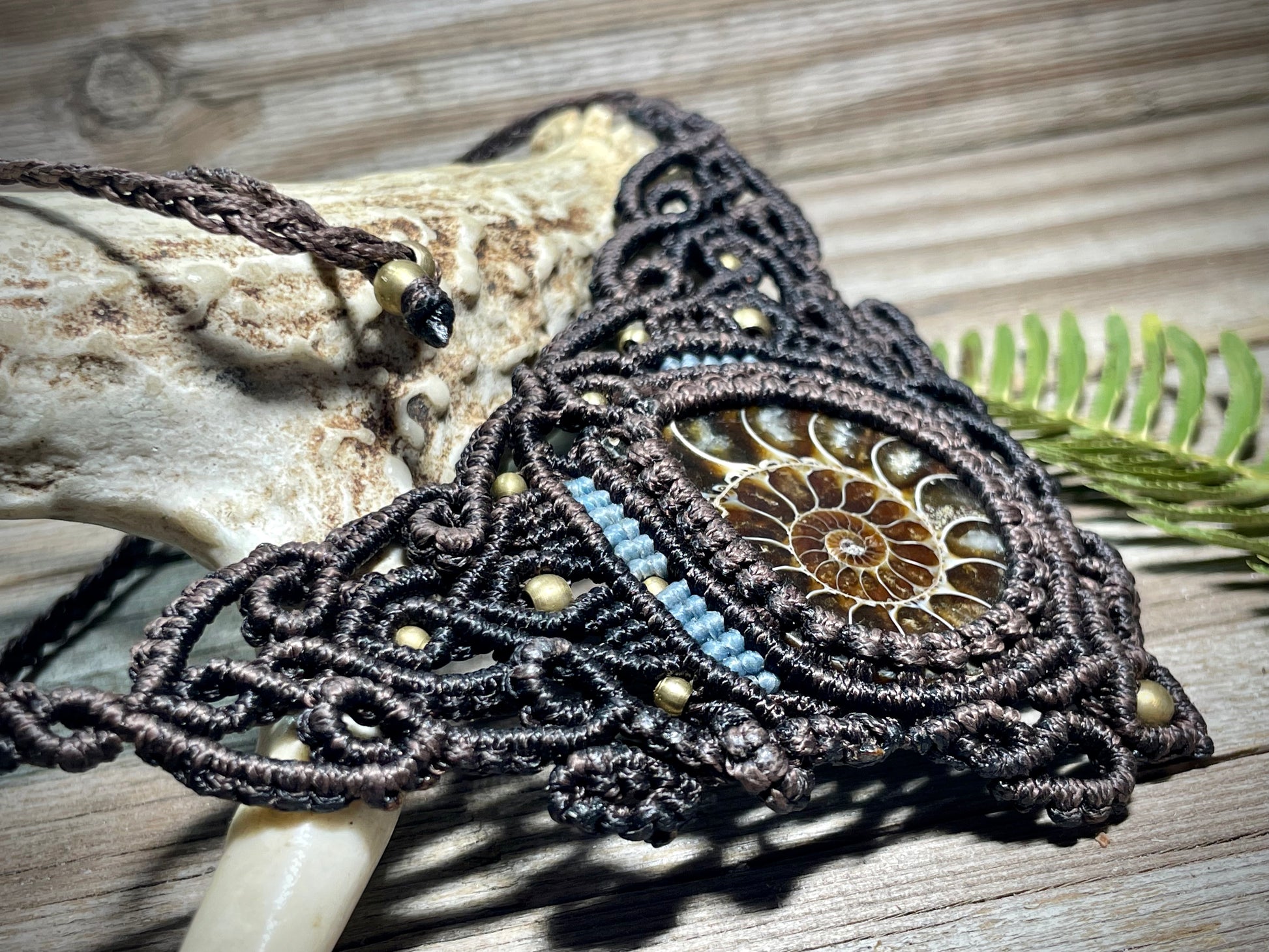 Micro macrame 2025 stone wrap